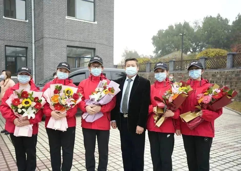 “白衣執甲，遼藏情深”葫蘆島市第二人民醫院舉行戰“疫”英雄凱旋歡迎儀式(圖1)